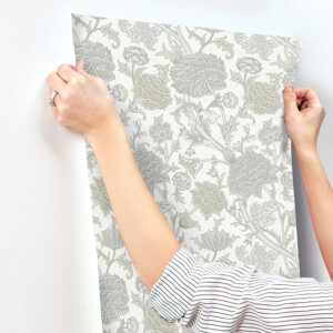 Cray Light Green Floral Trail Wallpaper